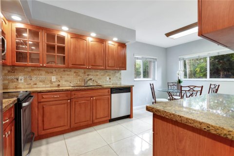 Condo in Pembroke Pines, Florida, 2 bedrooms  № 2002709 - photo 5