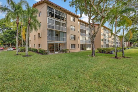 Condo in Pembroke Pines, Florida, 2 bedrooms  № 2002709 - photo 24