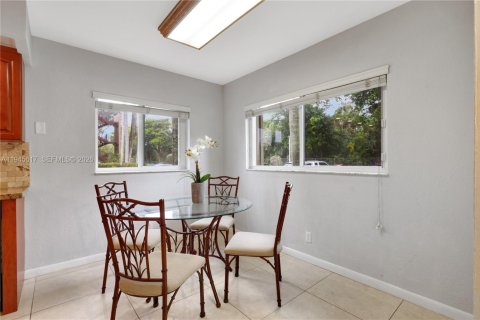 Condo in Pembroke Pines, Florida, 2 bedrooms  № 2002709 - photo 7