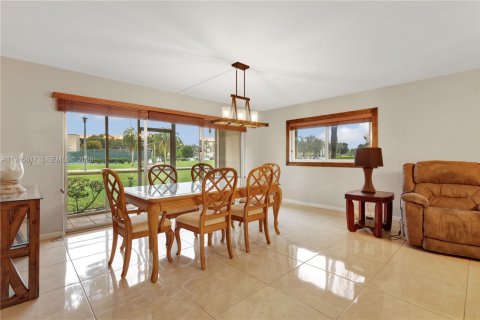 Condo in Pembroke Pines, Florida, 2 bedrooms  № 2002709 - photo 14