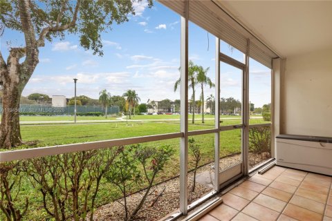 Condo in Pembroke Pines, Florida, 2 bedrooms  № 2002709 - photo 21