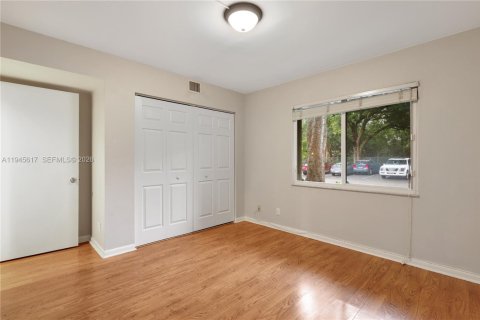 Condo in Pembroke Pines, Florida, 2 bedrooms  № 2002709 - photo 11