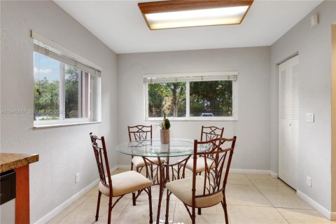 Condo in Pembroke Pines, Florida, 2 bedrooms  № 2002709 - photo 8