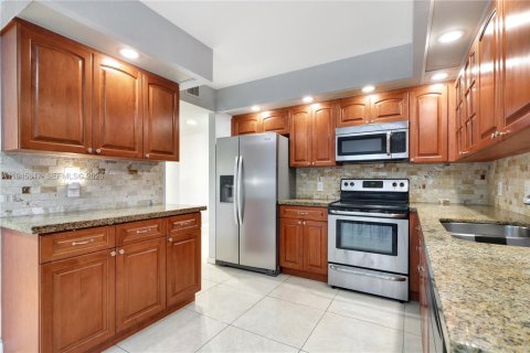 Condo in Pembroke Pines, Florida, 2 bedrooms  № 2002709 - photo 6