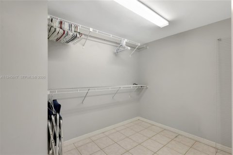 Condo in Pembroke Pines, Florida, 2 bedrooms  № 2002709 - photo 18