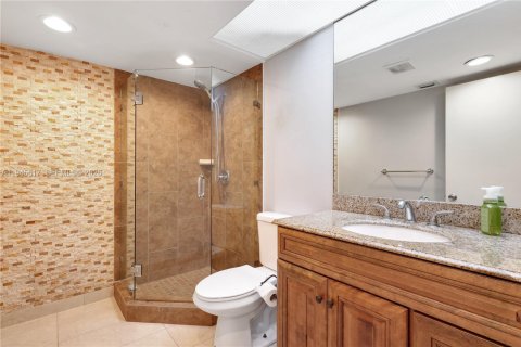 Condo in Pembroke Pines, Florida, 2 bedrooms  № 2002709 - photo 13