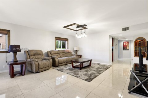 Condo in Pembroke Pines, Florida, 2 bedrooms  № 2002709 - photo 10
