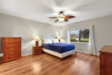 Condo in Pembroke Pines, Florida, 2 bedrooms  № 2002709 - photo 16