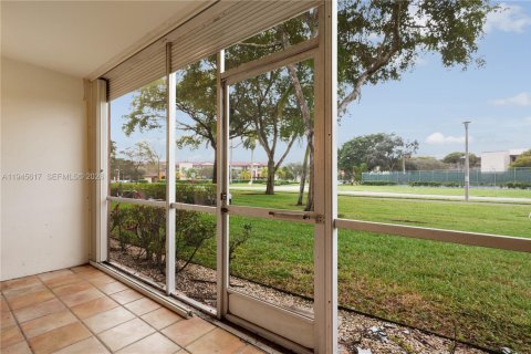Condo in Pembroke Pines, Florida, 2 bedrooms  № 2002709 - photo 23