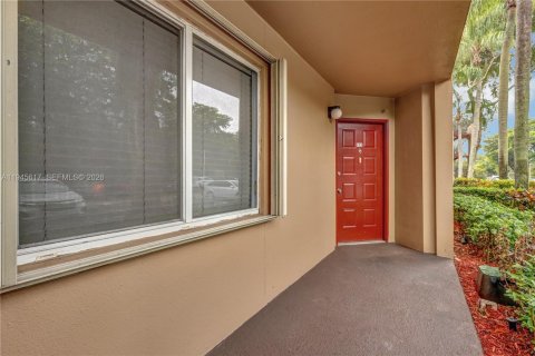 Condo in Pembroke Pines, Florida, 2 bedrooms  № 2002709 - photo 4