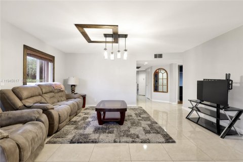 Condo in Pembroke Pines, Florida, 2 bedrooms  № 2002709 - photo 9