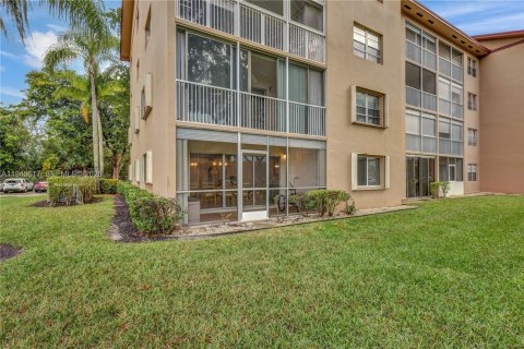 Condo in Pembroke Pines, Florida, 2 bedrooms  № 2002709 - photo 25