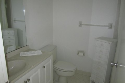Condo in North Palm Beach, Florida, 2 bedrooms № 2183443 - photo 12