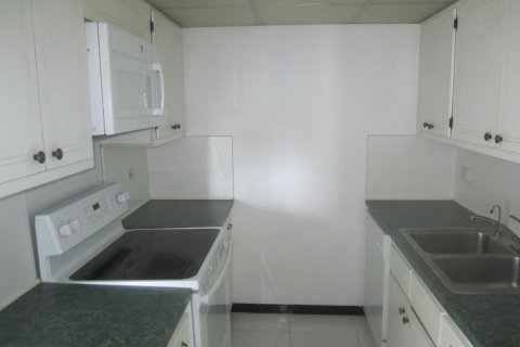 Condo in North Palm Beach, Florida, 2 bedrooms № 2183443 - photo 8
