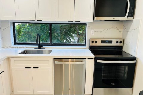 Condominio en alquiler en Sunny Isles Beach, Florida, 1 dormitorio, 71.26 m2 № 1887671 - foto 12