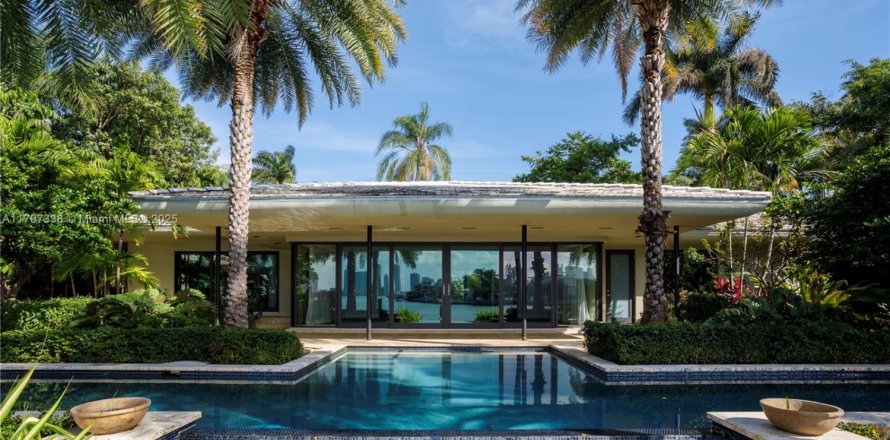 Casa en Miami Beach, Florida 3 dormitorios, 411.93 m2 № 2016014