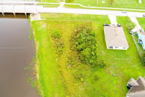 Terreno en venta en Port St. Lucie, Florida № 1932526 - foto 8