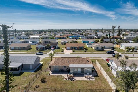 House in Port Charlotte, Florida 3 bedrooms, 127.28 sq.m. № 1513627 - photo 2