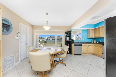 House in Port Charlotte, Florida 3 bedrooms, 127.28 sq.m. № 1513627 - photo 8