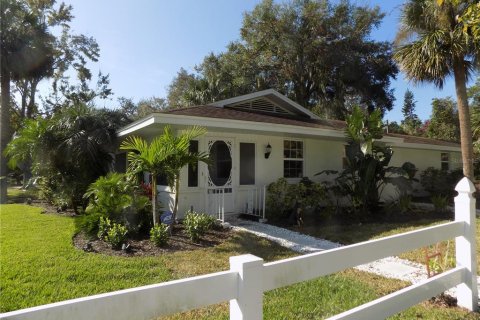 House in Mount Dora, Florida 2 bedrooms, 125.05 sq.m. № 1686512 - photo 1
