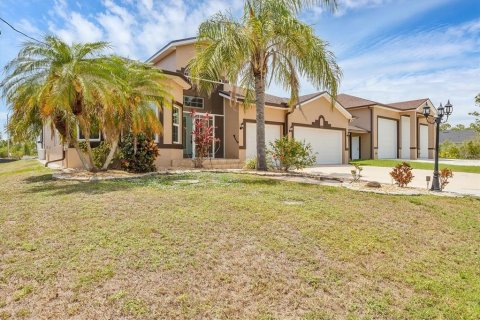 House in Port Charlotte, Florida 4 bedrooms, 233.37 sq.m. № 1679857 - photo 1
