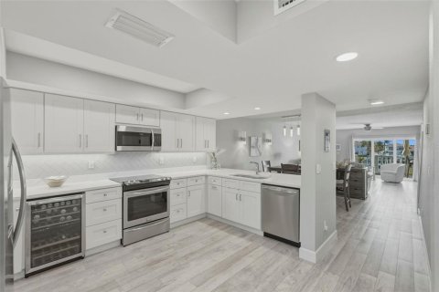Townhouse in Tierra Verde, Florida 2 bedrooms, 150.5 sq.m. № 2215727 - photo 8