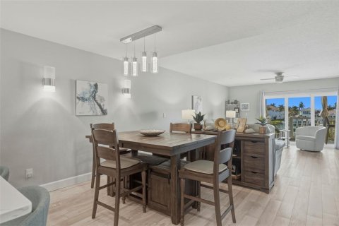 Townhouse in Tierra Verde, Florida 2 bedrooms, 150.5 sq.m. № 2215727 - photo 12