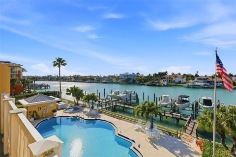 Townhouse in Tierra Verde, Florida 2 bedrooms, 150.5 sq.m. № 2215727 - photo 2