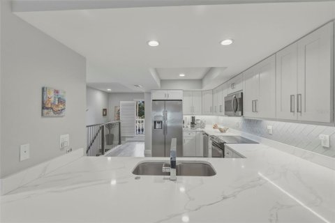 Townhouse in Tierra Verde, Florida 2 bedrooms, 150.5 sq.m. № 2215727 - photo 11