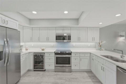 Townhouse in Tierra Verde, Florida 2 bedrooms, 150.5 sq.m. № 2215727 - photo 9