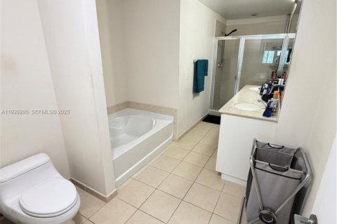 Condo in Aventura, Florida, 2 bedrooms  № 1994096 - photo 8