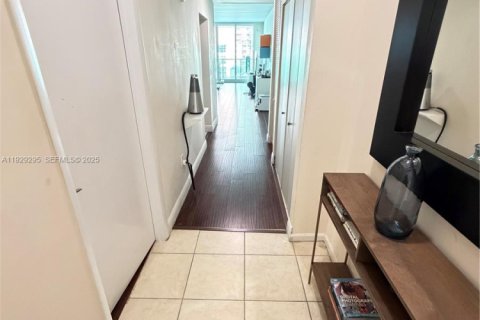 Condo in Aventura, Florida, 2 bedrooms  № 1994096 - photo 9