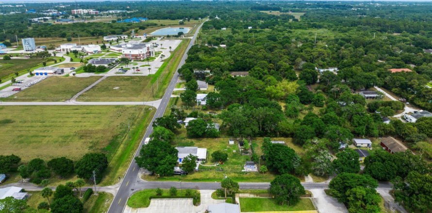 Commercial property in Fort Pierce, Florida № 1185236