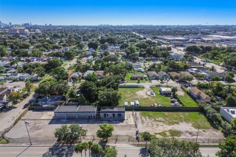 Commercial property in Miami, Florida № 2152589