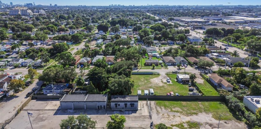 Commercial property in Miami, Florida № 2152589