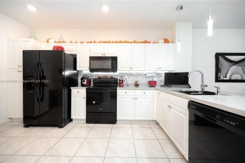 House in Miami Gardens, Florida 2 bedrooms, 133.97 sq.m. № 1943624 - photo 3