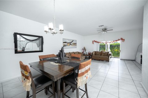House in Miami Gardens, Florida 2 bedrooms, 133.97 sq.m. № 1943624 - photo 6