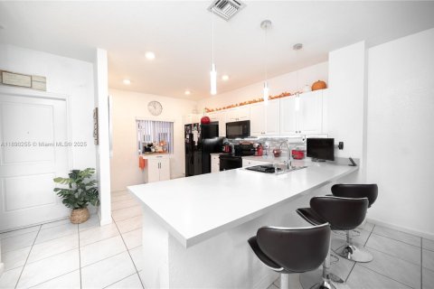 House in Miami Gardens, Florida 2 bedrooms, 133.97 sq.m. № 1943624 - photo 5
