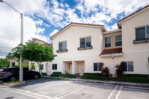 House in Miami Gardens, Florida 2 bedrooms, 133.97 sq.m. № 1943624 - photo 1