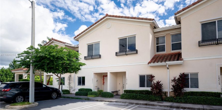 House in Miami Gardens, Florida 2 bedrooms, 133.97 sq.m. № 1943624