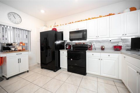 House in Miami Gardens, Florida 2 bedrooms, 133.97 sq.m. № 1943624 - photo 4