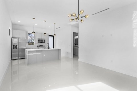 House in Lehigh Acres, Florida 3 bedrooms, 98.57 sq.m. № 2083517 - photo 3