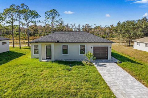 House in Lehigh Acres, Florida 3 bedrooms, 98.57 sq.m. № 2083517