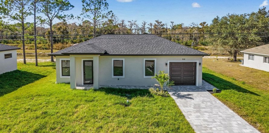 House in Lehigh Acres, Florida 3 bedrooms, 98.57 sq.m. № 2083517