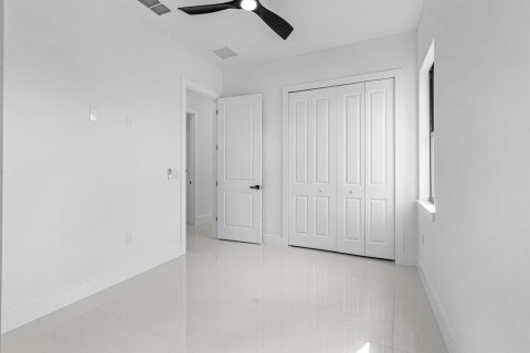 House in Lehigh Acres, Florida 3 bedrooms, 98.57 sq.m. № 2083517 - photo 8