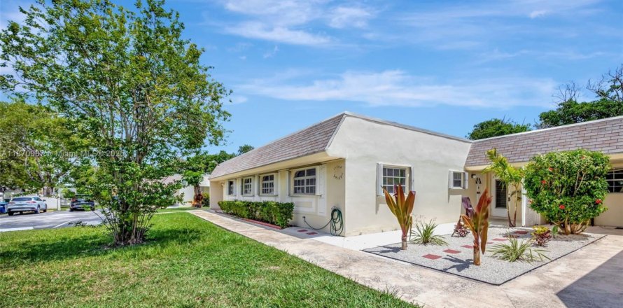 Condominio en Miami, Florida, 2 dormitorios  № 2023660