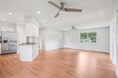 Condo in Leesburg, Florida, 2 bedrooms  № 1894946 - photo 8