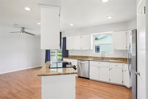 Condo in Leesburg, Florida, 2 bedrooms  № 1894946 - photo 13