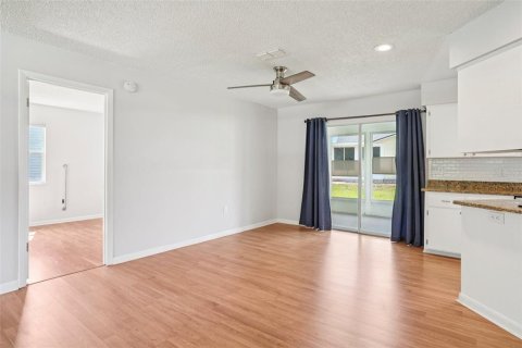 Condo in Leesburg, Florida, 2 bedrooms  № 1894946 - photo 11