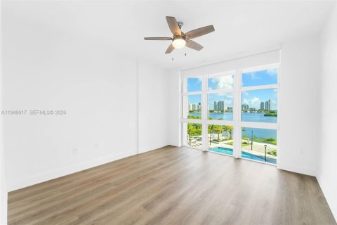 Condo in Aventura, Florida, 2 bedrooms  № 2002888 - photo 16